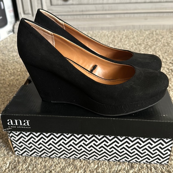 a.n.a Shoes - NWB a.n.a Kenny Wedge Heels. Black. Sz 6 1/2 M